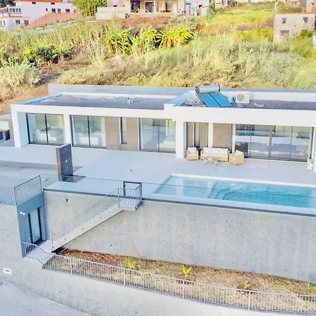 Vila Cales E Chadas By Your Madeira